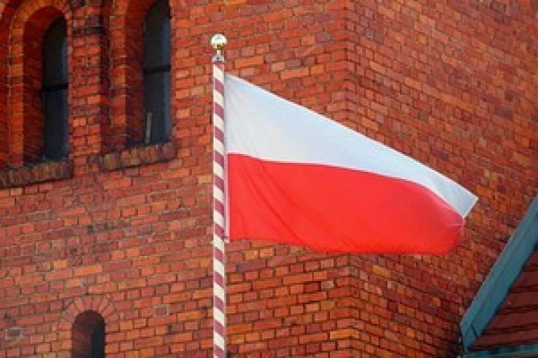 FlagaPolskinamaszcie zdjęcie