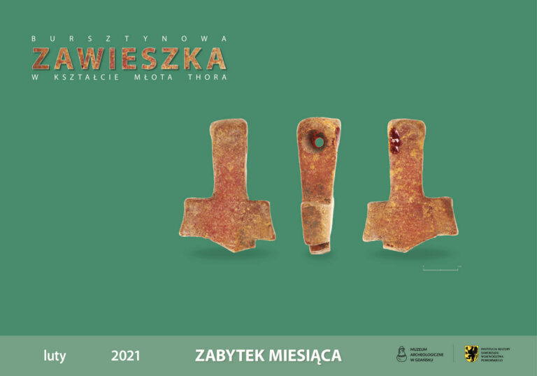 Na zielonym tle widać trzy zdjęcia bursztynowej zawieszki w kształcie młota Thora, pokazujące zabytkowy przedmiot z przodu, z boku i z tyłu.