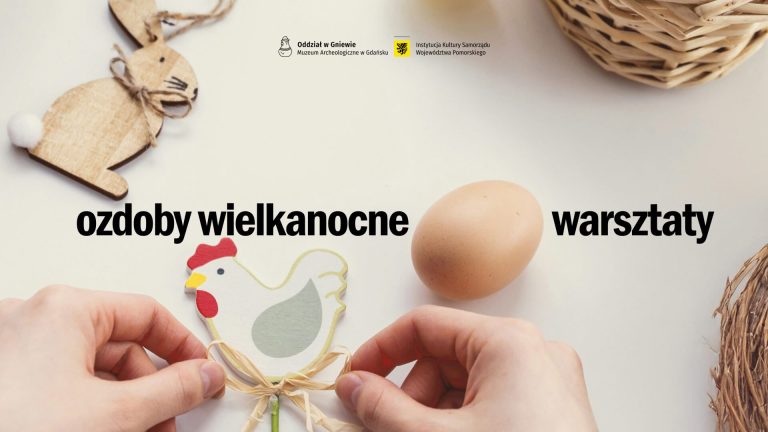 Plakat z drewnianym króliczkiem i kurką, jajkiem i fragmentami wiklinowych koszy oraz napisem "Ozdoby wielkanocne. Warsztaty"