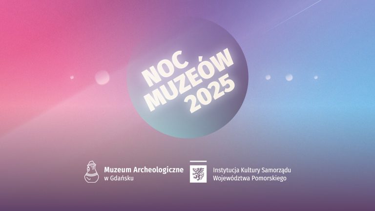 Plakat: napis Noc Muzeów 2025 umieszczony w okręgu, przypominającym planetę. Pod okręgiem logo Muzeum Archeologicznego w Gdańsku.