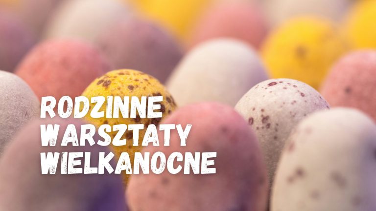 Plakat: jajka w kolorze różowym, białym, żółtym wypełniają całą przestrzeń. Na ich tle napis "Rodzinne warsztaty wielkanocne".
