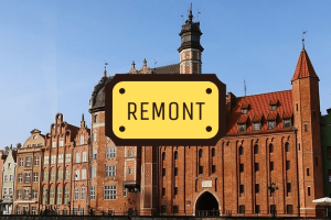 Dom Przyrodników i Brama Mariacka od strony Motławy. Na zdjęciu napis: REMONT.